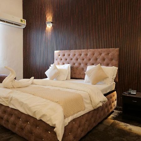Hotel Kuber Rāi Extérieur photo