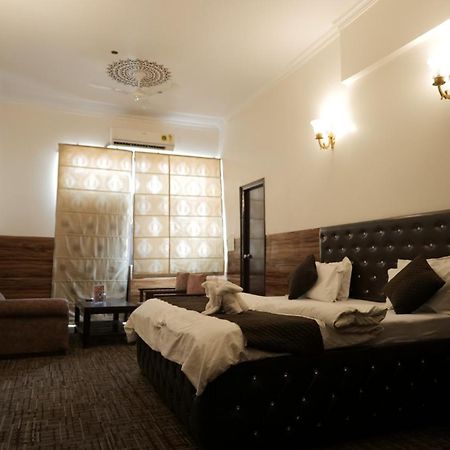 Hotel Kuber Rāi Extérieur photo