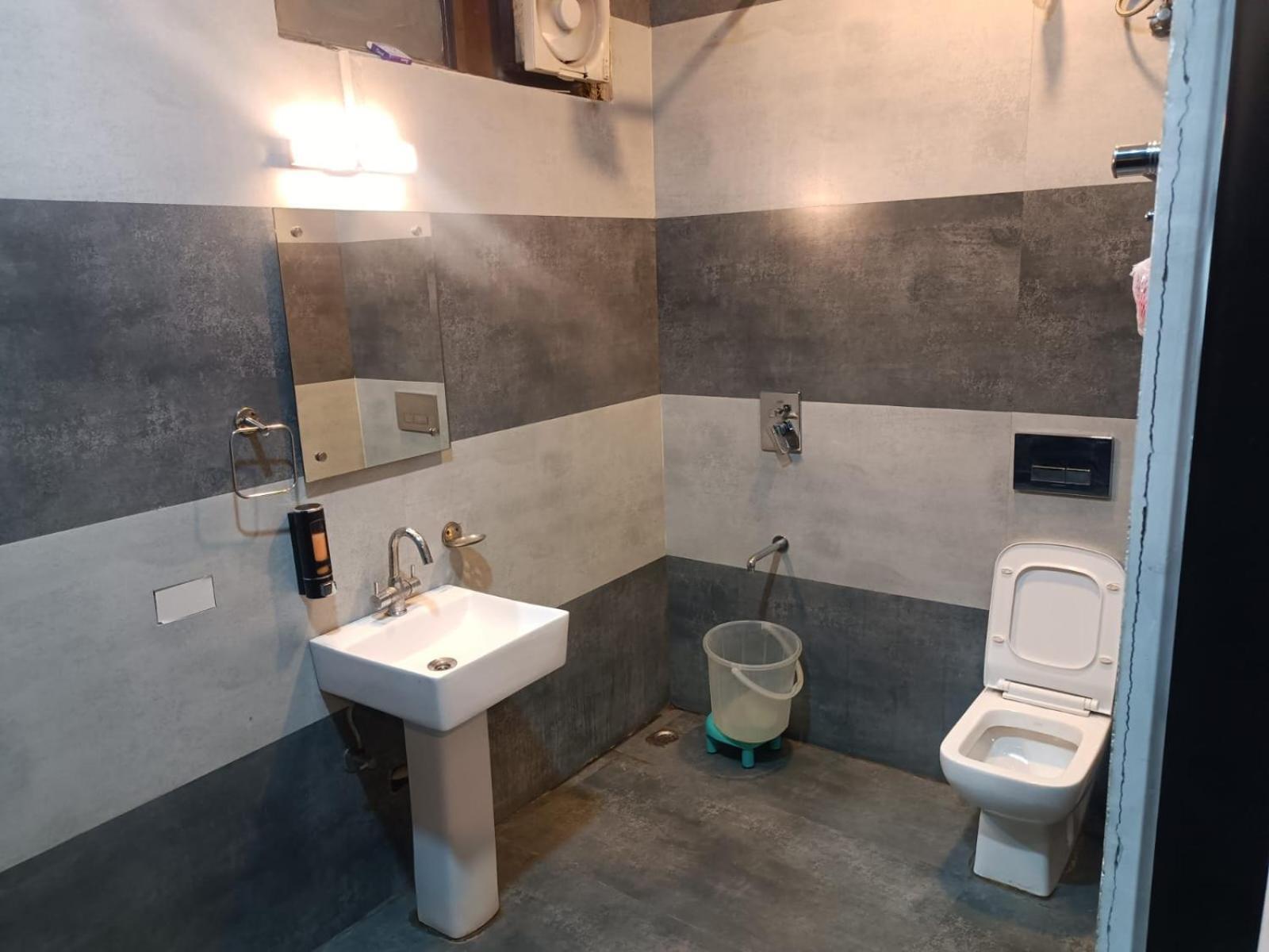Hotel Kuber Rāi Extérieur photo