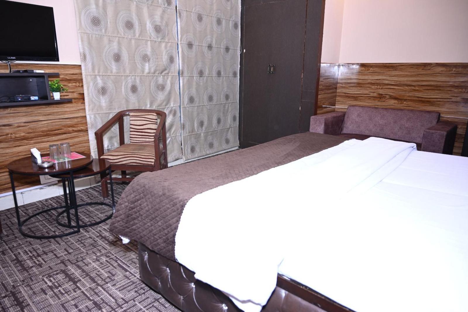 Hotel Kuber Rāi Extérieur photo