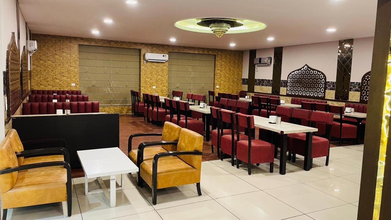 Hotel Kuber Rāi Extérieur photo