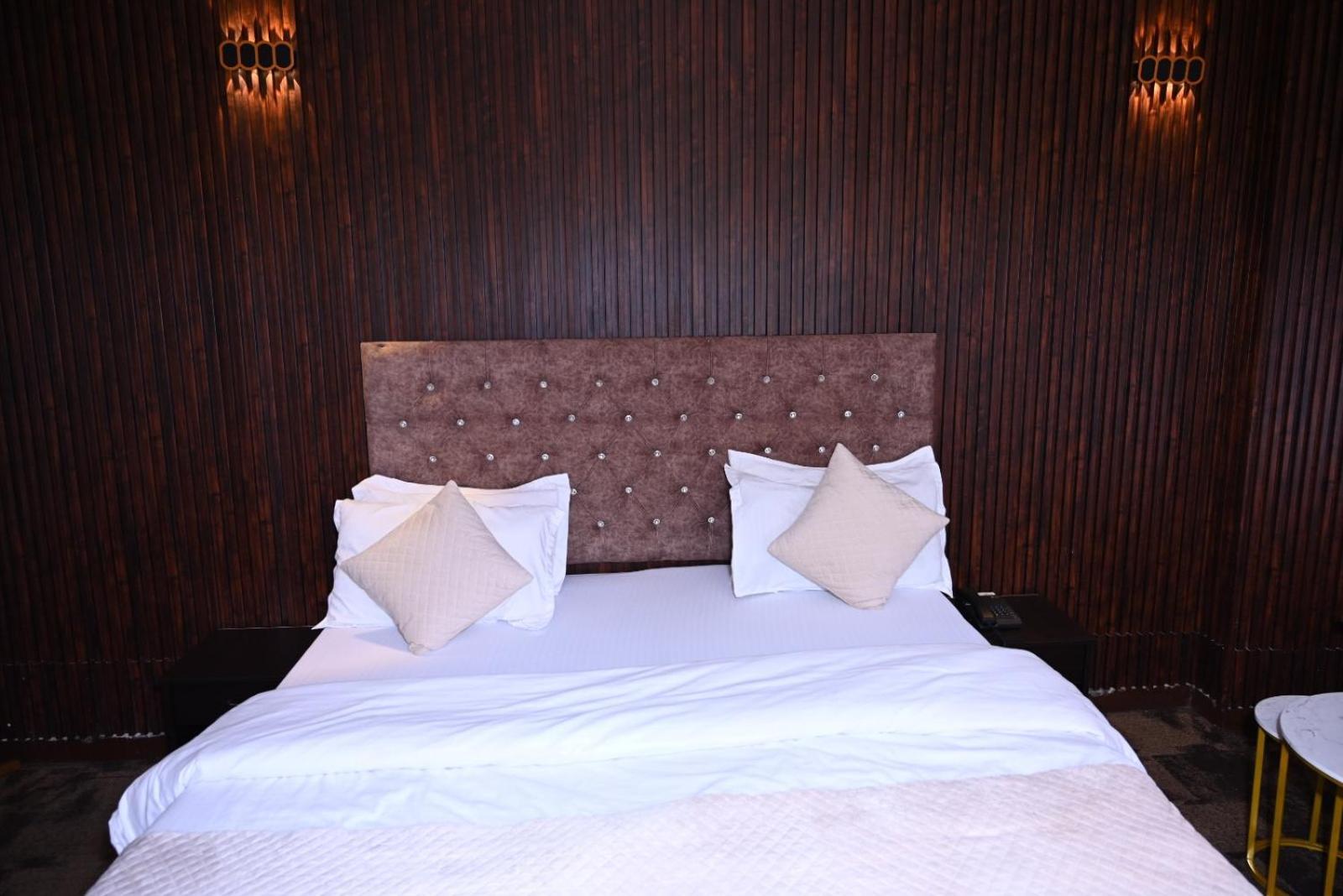 Hotel Kuber Rāi Extérieur photo