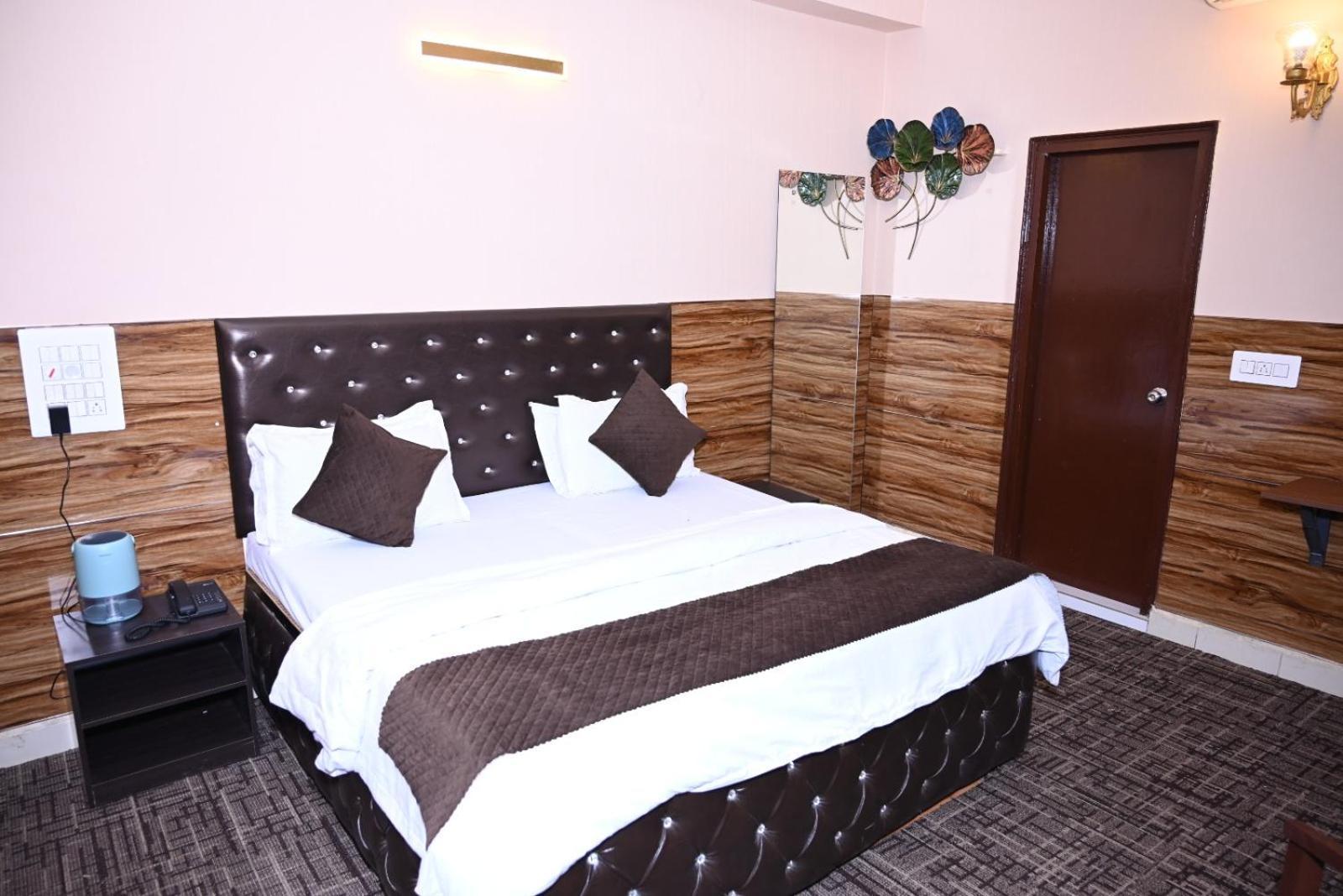 Hotel Kuber Rāi Extérieur photo