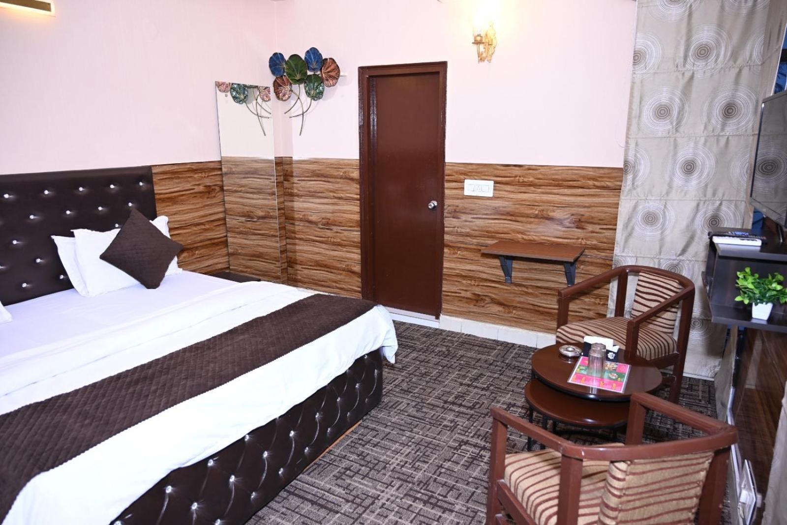 Hotel Kuber Rāi Extérieur photo