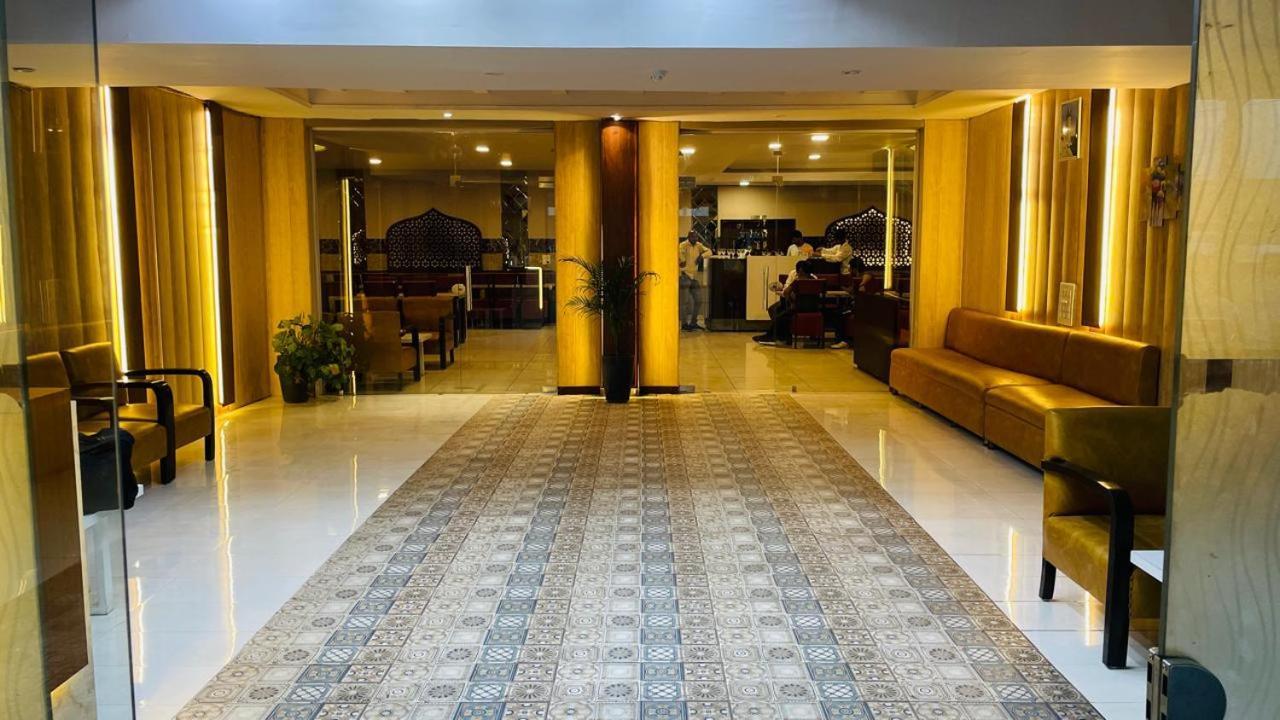 Hotel Kuber Rāi Extérieur photo