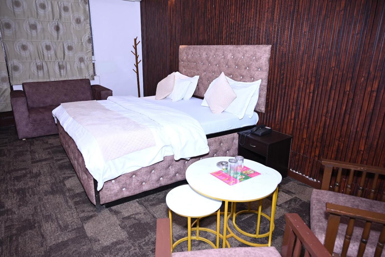 Hotel Kuber Rāi Extérieur photo