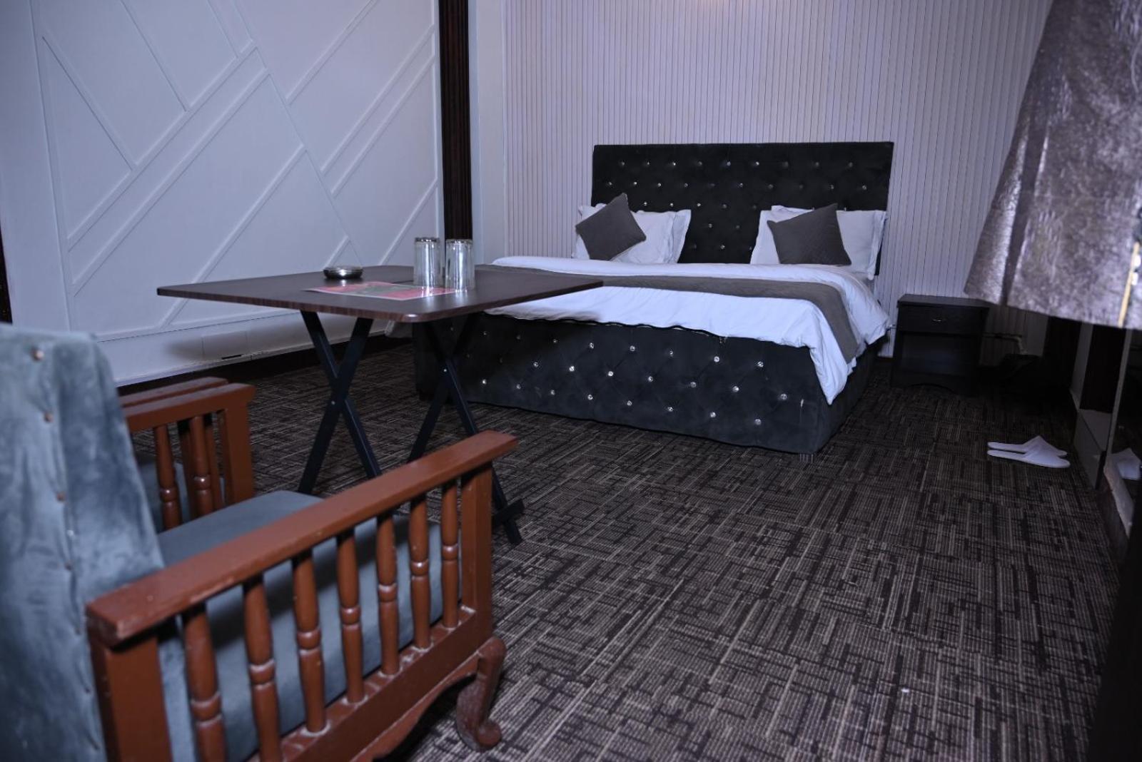 Hotel Kuber Rāi Extérieur photo