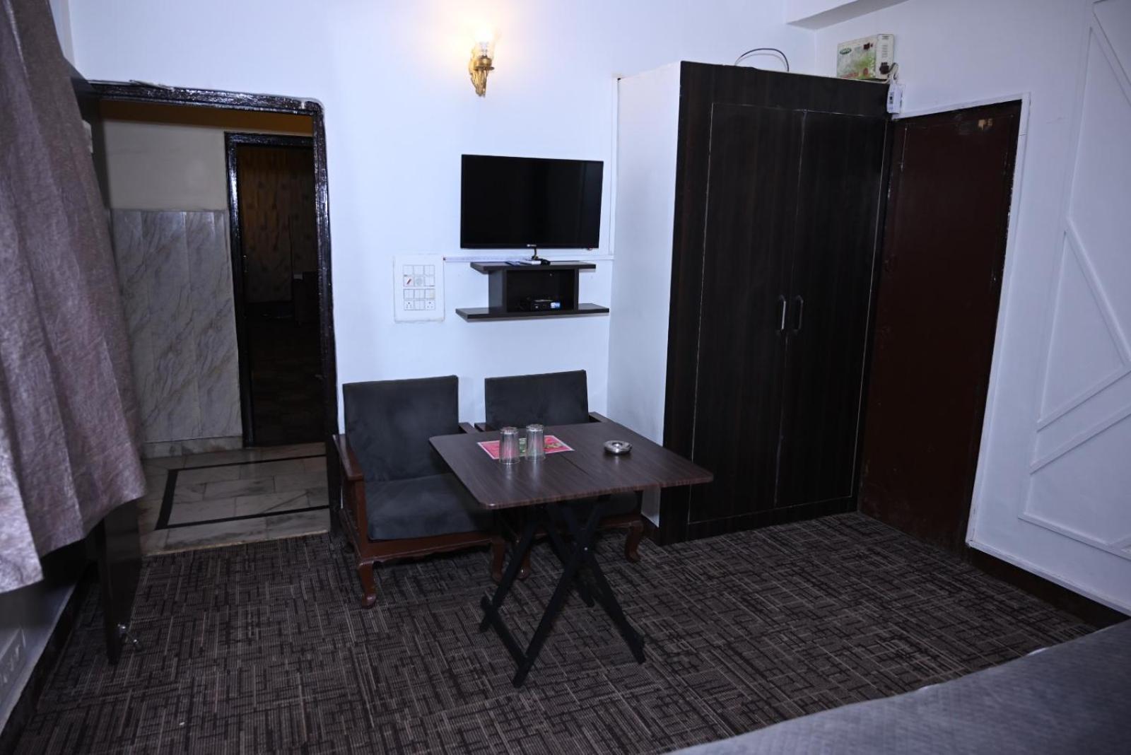 Hotel Kuber Rāi Extérieur photo