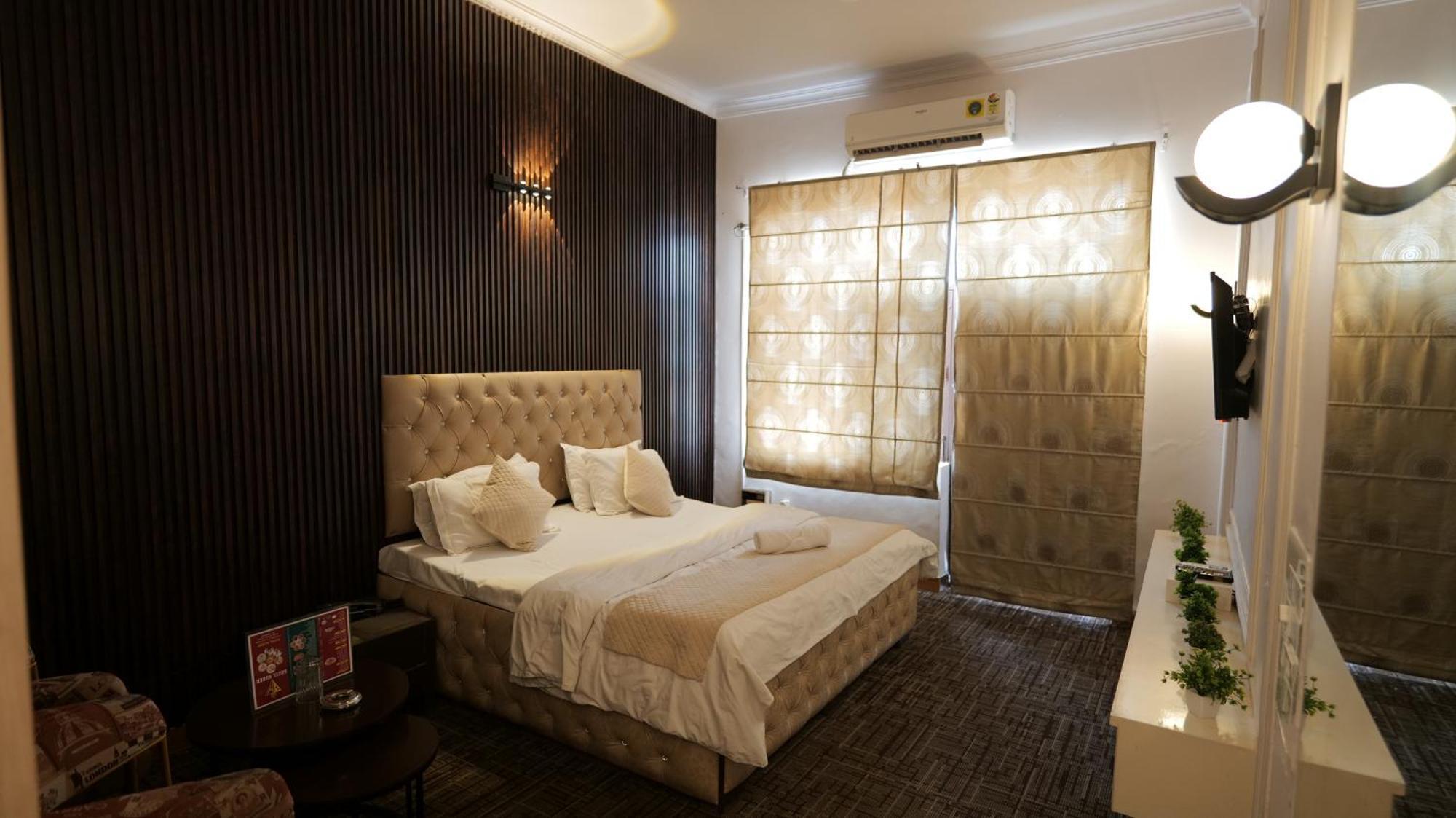 Hotel Kuber Rāi Extérieur photo