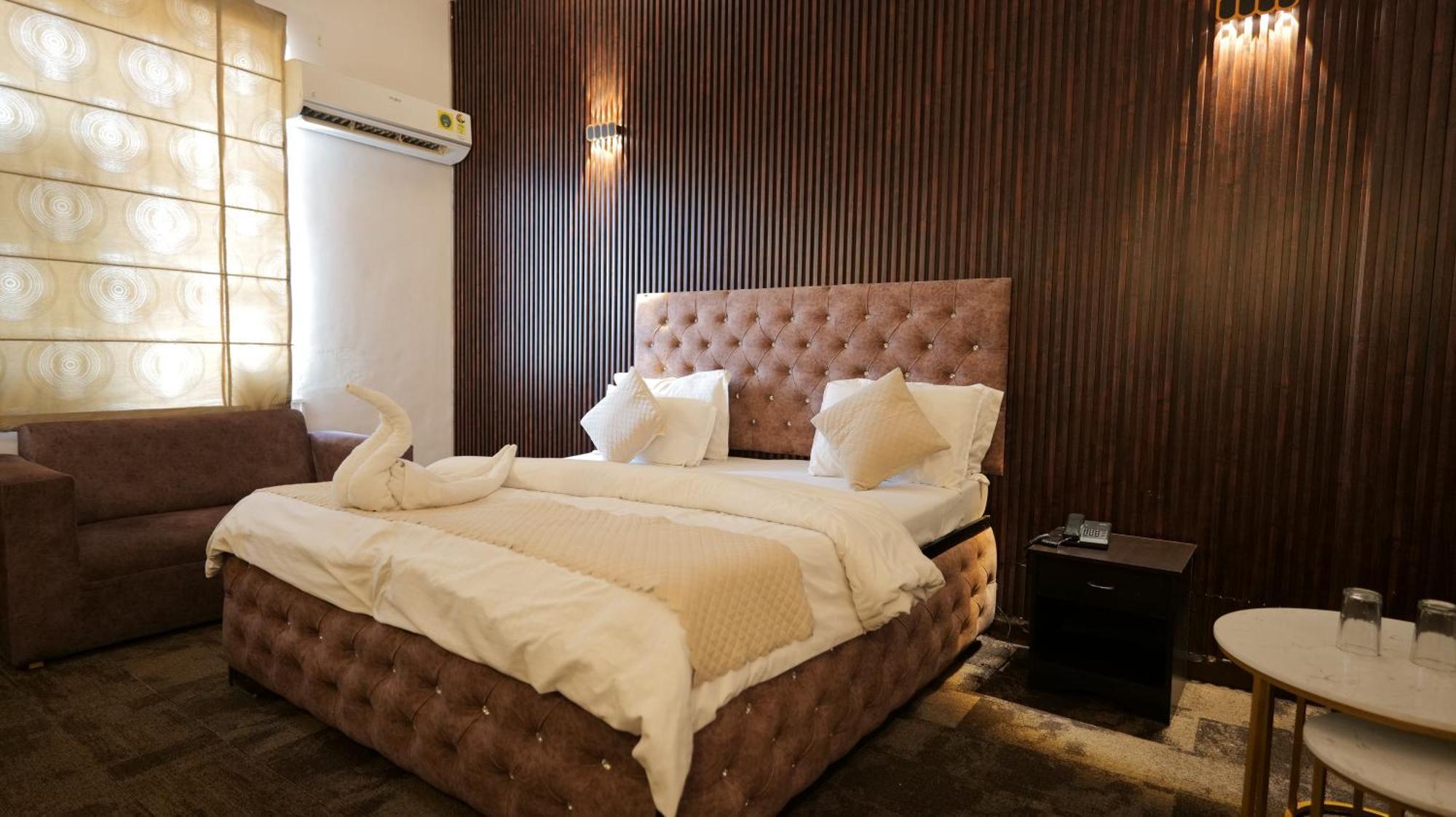 Hotel Kuber Rāi Extérieur photo