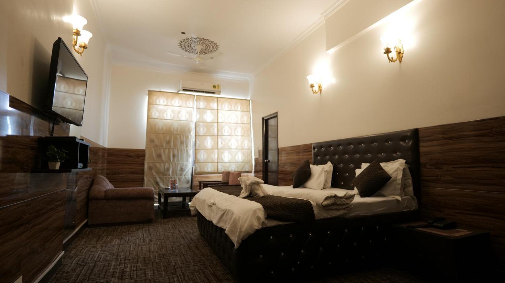 Hotel Kuber Rāi Extérieur photo